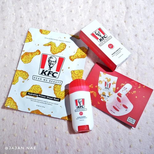 
#Repost from Clozetter @jajannae.

Halo cantik, udah pada makan belum? 😅 Jadi barusan aku laper dan kangen makan KFC, eh kaget dong pas mau skincare-an ngelihat gambar ayam bertaburan di mana2 hahaha! 

Tambah ngiler nih, untung gak kumakan sheet mask dan sunstick dari @dearmebeauty 

Jadi saat ini Dear Me Beauty sedang berkolaborasi dengan KFC yang  merupakan kolaborasi antara brand international dan lokal untuk pertama kalinya 😍 

Psst ada "Paket Kombo Kulit Sehat" nih! Aku bahas lebih lengkap ya 🎉

🍗 Hydrating Primer Sheet Mask 🍗
Terbuat dari material eco-friendly, biodegradable dari 100% natural origin cellulose sehingga efektif untuk penetrasi essence ke kulit. 

2% Niacinamide membantu mencerahkan kulit.
Glycerin untuk melembapkan kulit.
Allantoin untuk soothe dan calming kulit iritasi.

Sheetmask ini bisa digunakan sebelum makeup atau daily routine. 

Essence-nya banyak dan gak pelit, tapi setelah dipakai gak tumpah netesnkok, jadi pas. Wajah terasa lembap tapi gak lengket, pokoknya nyaman 😄

🍗 Primer Sunstick SPF50+PA++++ 🍗
2-in-1 primer function sunscreen. Sunstick ini dapat melindungi kulit dari sinar UV, bisa untuk wajah maupun badan.

Aku suka pakai ini karena gak lengket dan gak ada whitecast. Teksturnya seperti balm, selain itu juga non-comedogenic. Setelah aplikasikan di kulit, terasa semi-matte.

Sunstick ini pas banget dibawa bepergian. Kemasannya mini jadi enak kalau masuk pouch. Aplikasinya pun mudah, tinggal diputar (mirip deodorant). Karena stick, jadi gak rawan tumpah atau bocor.

Gimana, tertarik cobain juga gak gengs? 😋

Penting banget diri kita untuk "Setting a New Standard" melawan stigma kecantikan gak wajar selama ini dan toxic masculinity. Because, only us that can set the standard for ourselves 
#kamujagonya

@dearmebeauty 
@kfcindonesia 

#dearmebeauty #dearmesquad @dearmesquad #sunscreen #sheetmask