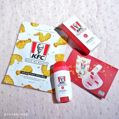 
#Repost from Clozetter @jajannae.

Halo cantik, udah pada makan belum? 😅 Jadi barusan aku laper dan kangen makan KFC, eh kaget dong pas mau skincare-an ngelihat gambar ayam bertaburan di mana2 hahaha! 

Tambah ngiler nih, untung gak kumakan sheet mask dan sunstick dari @dearmebeauty 

Jadi saat ini Dear Me Beauty sedang berkolaborasi dengan KFC yang  merupakan kolaborasi antara brand international dan lokal untuk pertama kalinya 😍 

Psst ada "Paket Kombo Kulit Sehat" nih! Aku bahas lebih lengkap ya 🎉

🍗 Hydrating Primer Sheet Mask 🍗
Terbuat dari material eco-friendly, biodegradable dari 100% natural origin cellulose sehingga efektif untuk penetrasi essence ke kulit. 

2% Niacinamide membantu mencerahkan kulit.
Glycerin untuk melembapkan kulit.
Allantoin untuk soothe dan calming kulit iritasi.

Sheetmask ini bisa digunakan sebelum makeup atau daily routine. 

Essence-nya banyak dan gak pelit, tapi setelah dipakai gak tumpah netesnkok, jadi pas. Wajah terasa lembap tapi gak lengket, pokoknya nyaman 😄

🍗 Primer Sunstick SPF50+PA++++ 🍗
2-in-1 primer function sunscreen. Sunstick ini dapat melindungi kulit dari sinar UV, bisa untuk wajah maupun badan.

Aku suka pakai ini karena gak lengket dan gak ada whitecast. Teksturnya seperti balm, selain itu juga non-comedogenic. Setelah aplikasikan di kulit, terasa semi-matte.

Sunstick ini pas banget dibawa bepergian. Kemasannya mini jadi enak kalau masuk pouch. Aplikasinya pun mudah, tinggal diputar (mirip deodorant). Karena stick, jadi gak rawan tumpah atau bocor.

Gimana, tertarik cobain juga gak gengs? 😋

Penting banget diri kita untuk "Setting a New Standard" melawan stigma kecantikan gak wajar selama ini dan toxic masculinity. Because, only us that can set the standard for ourselves 
#kamujagonya

@dearmebeauty 
@kfcindonesia 

#dearmebeauty #dearmesquad @dearmesquad #sunscreen #sheetmask