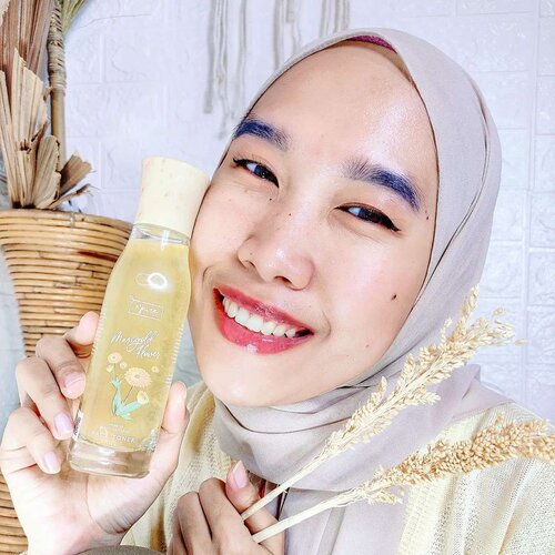 Huaaaaa Seneng banget kan klo wajah anti anti keriput????? Biasanya langsung Happy banget dehh. Usia usia seperempat abad kudu banget merapat nih, ada Produk natural dari @npureofficial lagi, kali ini series Marigold 😭😭 Monangis bagus banget. Emang apaa sih marigold tuh??? Ternyata marigold itu salah satu bunga loh gaiss, yaaap!!! Dan series dari @npureofficial ini kandungannya salah satunya Extract kelopak bunga marigold, dan lainnya seperti 🌿Algae Extract, Gold, Aloe Vera, Collagen, dan Niacinamide 🌿 Emang sebagus itu kah manfaat nya??? Iya Lohhh😭😭 karena merupakan The Best Anti Aging. Yang pasti nya dapat merawat keremajaan kulit wajah, membersihkan sisa kotoran, menyegarkan wajah, menghaluskan serta mencerahkan wajah. Dan Juga aman karena Halal, Non paraben, Ber BPOM, No alcohol dan No Mineral oil. Soooo kalian mau coba gakkk?? Yuk ahhhh biar kita anti kriput kriput club 🥰🥰🥰🥰#wrinklenoworries #marigoldseries #facetoner