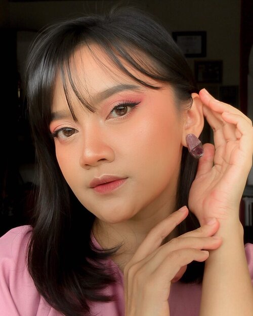 Makeup Look buat ngedate ( virtual ) pake @makeoverid 
Walau jauh di mata tetap glowing di hati 🥰

Detail produk :
• Makeover Hydrastay Lite Glow Cushion - W33 Honey Beige 
• Makeover Powerstay Eye Palette - Royal Rose
• Makeover Brow Styler Eye Definer - Americano
• Makeover Hyper Black Liner Superstay Liner
• Makeover Lash Impulse Waterproof Mascara
• Makeover Blush On 03 Promicious Peach
• Makeover Powerstay Transferproof Matte Lip Cream - B07 Amplify
• Makeover Powerstay Fix & Matte Makeup Setting Spray

#glowfromhome #powerstay #makeovernewbae #justlashup #hyperblack #makeoverpowerlook #staygorgeous #makeover
#clozette #clozetteid #makeup #makeuplooks #beauty #influencer #style #fashion #lifestyle #blogger #beautyblogger #makeupenthusiast #hyeri #photooftheday #instagood #photography #selflove #relationship #ldr #couple #virtual #virtualdating