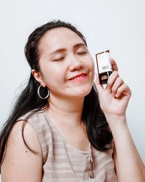 #Repost from Clozetter @jeanetteagatha. Sunscreen dalam bentuk stick 😍
.
Aku baru cobain nih sunscreen dalam stick, langsung suka karena mudah banget dipakainya.

Ini merupakan produk terbaru dari @haumskincare 😍. Sunstick ini sudah mengandung SPF 39 PA++++ & vitamin E.

Untuk kulit aku yang kering ini cukup membuat lembap walau hasilnya powdery matte. Aku juga suka ini karena non greasy ❤️

Saat pemakaian bisa diaplikasikan 3-4  layer untuk perlindungan maksimal. Tenang aja ga akan bikin kulit terasa tebal atau lengket 😊

Jangan lupa juga untuk reaplly 2-3 jam sekali. Kalau sedang menggunakan make up ga perlu takut bikin make up geser juga 😊

Dengan adanya sunstick dari @haumskincare jadi ga ada alasan lagi untuk ga pakai sunscreen ❤️
.
.
#jeanettegy #JeanettegyReview #JakartaBeautyBloggerFeatHAUM #CaraHAUM #HAUMAcneTreatment