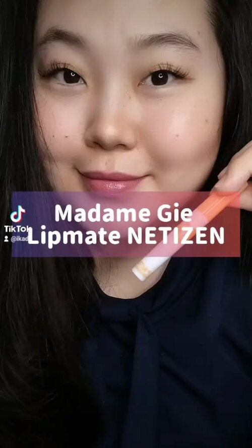 Hi guys, jadi aku beli beberapa warna dari @madame.gie Lipmatte Netizen ini karena harganya ekonomis guys😍. Kemarin aku coba akhirnya, karena penasaran bangets.

Kali ini aku coba warna "Kepo" (unik banget nama namanya yah), dia agak sedikit ungu gitu. ini lip matte ya guys awal dipakai memang kelihatan ada kilau dikit, mungkin karena dia juga ada calendula extract dan almond oilnya yah jadi ga bikin bibir kering. Tapi lama kelamaan jadi matte kok. 

Kebetulan kemarin aku lumayan sibuk kelayapan, ke rumah sakit imunisasi si kecil, trus lanjut ambil cetakan kaki (bikinnya 3 bulan lalu), trus cari baju dan perlengkapan bayi dan akhirnya makan karena busui kelaparan 😂.

Lipmatte ini transfer ke masker yah guys, tapi warnanya nggak langsung hilang begitu aja kok. Bahkan dipakai makan kwetiaw goreng, sambel, minum jeruk nipis, sampe pulang rumah pun warnanya masih ada. Di sela selanya aku kelupaan dan sempat aku gosok pakai tisyu basah juga. 

Jujurly, biasanya lipstik matte gini bikin bibir aku kering sampe sobek, tapi yang ini enggak guys. Apalagi harganya itu loh, terjngkau banget (bisa mampir ke link di bio aku yah ❤️). Cusss cobain yukkkk..

#reviewjujur #honestreviews #honestreviewer #lipstickoftheday #lipstickswatches #madamegielipcream #lipswatch #lipstickswatch #makeup #beautygram #beautyjournal #lipstickhoarder #lipstickjunkie #lipstickshades #lipstiknude #lipstick #lipsticklover #lipstickcantik #lipstickcollection #fypシ #reviewmadamegie