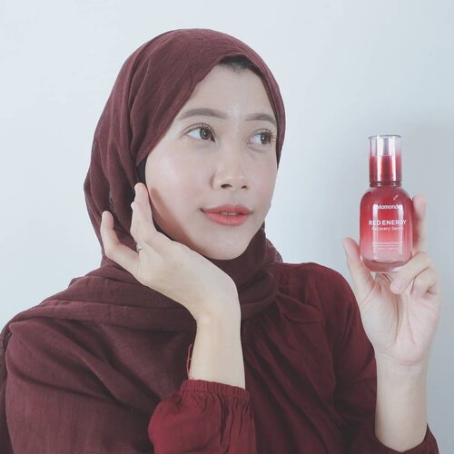 Punya kulit kering, aku juga bermasalah dengan tampilan kulit yang kusam. Cari skincare pun gak yang cuma bisa bikin lembap tapi yang juga bisa merevitalisasi dan menutrisi kulit dengan baik👌Jadiii aku baru cobain @mamondeindonesia @mamondekorea Red Energy Recovery Serum Special Set. Set ini include red serum dan 12x capsule ampoule yang bisa dipakai untuk satu minggu.Sebelumnya aku memang pernah pake red serumnya, tapi ternyata kalau dicombo sama capsule ampoulenya hasilnya lebih mantuul!Setelah pakai kurang lebih selama 2 minggu, yang aku rasakan kulit jadi lebih smooth, supple, dan lebih fresh! Penasaran sama foto before after dan review selengkapnya? Kalian bisa cek di blog aku yaa www.akpertiwi.com💕#MyFavoRed #RedSerum #MamondeIndonesia#ClozetteID @clozetteid #MamondeXClozetteIDReview#vsco #skinstagram #skincareblogger #skincarereviewer #skincareenthusiast #reviewskincare #kbeauty #koreanbeauty #koreanskincare