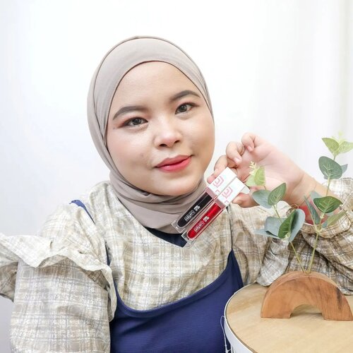 𝗦𝗮𝗿𝗶𝗮𝘆𝘂 𝗛𝘆𝗱𝗿𝗮 𝗟𝗶𝗽 𝗧𝗶𝗻𝘁

Siapa nih pecinta liptint, nah aku termasuk orang yang suka banget pake liptint dari pada menggunakan lipcream. Liptint andalanku ini tuh dari Sariayu, Favorite aku banget yang WI-03. Hydra Lip Tint diformulasikan untuk menjaga kelembaban bibir, diperkaya dengan Pro Vitamin B5 sebagai pelembab dan Vitamin E sebagai antioksidan.

𝗣𝗮𝗰𝗸𝗶𝗻𝗴
Untuk packing seperti liptint pada umumnya bentuknya kotak tranparant, but untuk ukuran menurutku dia lumayan besar dan banyak, untuk aplikatornya Doe foot Memiliki sudut miring yang sesuai dengan bentuk bibir sehingga memudahkan pengaplikasian

𝗧𝗲𝗸𝘀𝘁𝘂𝗿
Memiliki tekstur seperti air, jadi base dari liptint ini tuh air jadi nyaman digunakan sehari-hari dan warnanya menurutku lumayan stain seharian.

𝗘𝘅𝗽𝗲𝗿𝗶𝗲𝗻𝗰𝗲
Karena aku termasuk cukup lama pengguna liptint ini jadi menurutku ini liptint teringan dan watery ketika digunakan, warnanya cukup lama stainnya, dan selama ini pemakaian liptint dari Sariayu ini tuh aku gak pernah ngerasa bibir jadi kering banget sampai ngelupas enggak, overall dia nyaman dan isinya banyak jadi awet dipake lama 

