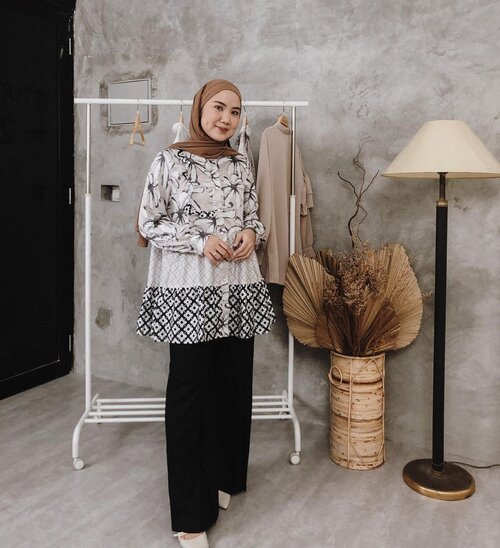 #Repost from Clozetter @NabilaaZ. Creme, Beige and Black the perfect combination for a neutral yet classy look 🖤

Crème de la crème is officially launching today!!! Check out on @alezalabel website and store 🥰

Psst yang aku pakai disini wajib banget kalian beliiii super luv sama pantsnya ❤️

Slide ke 4 ada tim wara wiri hari ini 😆 @adzraihana @meerasahar 
.
.
.
#AlezaNewIn
#AlezaStyle 
#AlezaForEveryone
#ClozetteID