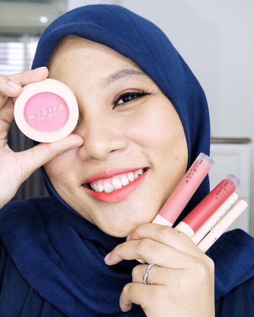 #Repost from Clozetter @oktaritami.


Makeup natural kali ini dipersembahkan oleh @midira.official 💋💄 Sebelumnya sorry banget, aku udah bikin tutorial untuk look ini. Tapi ada kesalahan teknis, jadi videonya ga bisa ku edit🥲 
.
✨ Midira Make It Brow ‘Grey Brown’ - Rp. 43.000 (Total 3 shades)
Tipe pensil alis matic + udah ada spoolie jadi lebih praktis. Untuk pensil alisnya ini tergolong keras, jadi ga creamy sama sekali. Jujurly, aku agak susah dan lama pakainya karena bener-bener harus sabar terutama untuk bikin frame alis. Tapi bagi pemula di dunia peralisan, pensil alis ini bakal cocok karena hasilnya ga ‘medok’. Untuk shade Grey Brown ini, warnanya lebih ke abu-abu daripada coklat
.
✨ Midira I See Liner ‘Deep Black’ - Rp. 52.000 (Total 2 shades)
Enak banget pakai eyelinernya. Ujungnya runcing dan warna itemnya pekat. Luv!!! 💕
.
✨ Midira Cookie Blusher ‘Strawberry’ - Rp. 58.000 (Total 3 shades)
Blush on yang udah ada shimmernya. Untuk shade Strawberry ini warnanya pink muda dan  sayangnya kurang berjodo di skintoneku. Mungkin bagi yang punya kulit lebih cerah dibandingkan aku, shade ini lebih pas dan ‘keliatan’ di wajah kalian. Disini justru shimmernya yang lebih dominan dibandingkan warna blush on nya
.
✨ Midira Velvet Lip Matte ‘01 Queensberry’ & ‘05 Geraldine’ - Rp. 57.000 (Total 5 shades)
.
✅ BPOM
✅ Cruelty Free
.
#midirabeauty #makeuptutorial #makeuplook #localbrandindonesia #localbrand #inspirasimakeup #100daysofmakeup #clozetteid