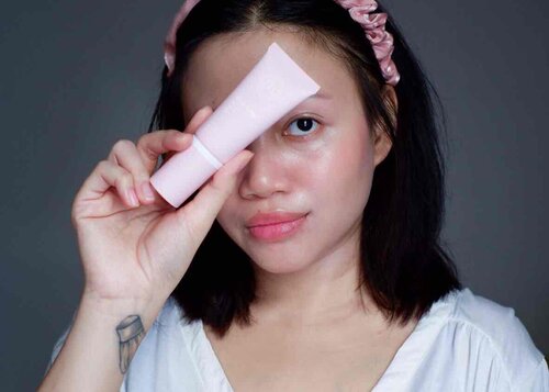 @beautyboss.co.id BB cream

Heylooo! Beauty Boss baru ngeluarin produk baru nih, setelah sukses sama sheet-mask nya yg fenomenal itu mereka sekarang launching BB Cream juga

Kemasan BB cream ini tube berwarna pink yg dilengkapi sama pump gitu

BB Cream nya beauty boss ini tersedia 3 shade:
Almond - Neutral Undertone
Rosie - Pink Undertone
Honey - Yellow Undertone

Coverage nya ini light to medium, buildable juga sih menurut gue. Tenang bund, BB Cream ini udah BPOM, Paraben Free, Cruelty Free dan Vegan jadi aman 👌🏻😌

Gue udah tulis lengkap loh di blog, ada foto before after plus gimana hasil nya di wajah gue setelah pemakaian kurang lebih 4jam dengan segala kegiatan ibu ibu ala gue~

Yuk ah link nya ada di bio ✨

#BeautyBossID #BossBabeBBCream #MakeupRasaSkincare #clozetteid