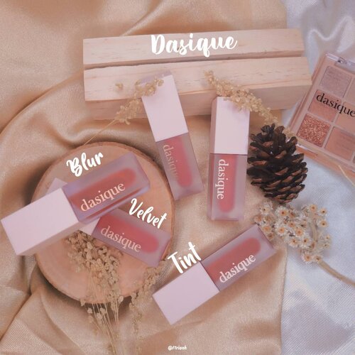 Lipcream Lovers manaaa nihhh? Btw aku punya rekomendasi Lip Product dari @dasique_global @dasique_official ini diaaa Blur Velvet Tint😍

Biar kaya ala ala korea gituuu kan😍 Ada 5 Shade, semua Shade nya cantik bgt!!!
✨ 01 Flat Rose - Soft Rose Color
✨ 02 Coral Shower - Tone Down Color
✨ 03 Rose Berry - Lovely Reddish Rose
✨ 04 Maple Rose - Mysterious MLBB Rose Color
✨ 05 Brick Rose - Deep Vintage Brick Red

Blur Velvet Tint ini Highly-saturated Lip Color, confident Shade in One Smooth, ringan banget, dan stain nya ini oke bgt! 

Kalian bisa beli di Charis Shop aku ya ⬇️
🛍️ http://hicharis.net/ftrianh/1DZe
💸 Rp. 210.000

#CHARIS #hicharis @hicharis_official @charis_celeb @dasique_official @dasique_global