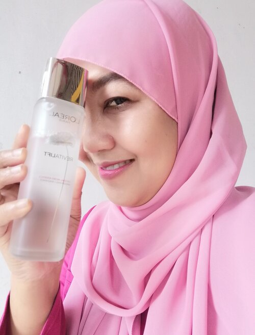 L'Oréal Revitalift Crystal Micro-EssenceHai, ijinkan aku membagikan Pengalamanku menggunakan Revitalif Crystal Micro Essence dari L'Oréal, Aku sangat menyukai produk ini dan terpukau dengan hasilnya., walau sudah sebulan memakainya sejujurnya pada pemakaian di hari pertama saja aku sudah merasakan perubahan, kulitku semakin lembab dan terasa halus, hari demi hari aku semakin merasakan banyak perubahan kini kulitku semakin lembut, terasa lembab, pori pori mengecil, garis halus memudar dan tampilan kulit pun terlihat sehat dan cerah. Aku tersenyum teringat tulisan "kulit Sebening Crystal" bukan main, ini benar adanya, Fakta! aku sudah membuktikannya!Revitalif Crystal Micro Essence mengandung bahan aktif pencerah kulit Salicylic Acid dan Mild Exfoliating HEPES yang intensif menyamarkan pori pori, mengangkat sel kulit mati dan membuat kulit semakin cerah, tidak ketinggalan bahan legendaris Centella Asiatica/Tiger Grass yang sangat berkhasiat meningkatkan elastisitas kulit dan memudarkan garis halus, dengan Micronized Technology bahan bahan ini mampu menyerap hingga lapisan kulit ke-10, terbukti kulitku tampak sebening crystal.Revitalif Crystal Micro Essence kini menjadi salah satu item wajib dalam daily routine skincareku, setiap pagi dan malam selalu kugunakan dengan cara diusapkan lalu ditepuk tepuk dengan lembut pada wajah, teksturnya ringan seperti air jadi mudah diserap kulit tanpa rasa lengket, wanginya lembut, nyaman sekali. Aku sangat merekomendasikan produk ini, coba deh dan rasakanlah hasilnya, karena Revitalif Crystal Micro Essence memperbaiki dan merawat kulit secara menyeluruh, Revitalif Crystal Micro Essence membuat kulit menjadi sebening Crystal! Terbukti!