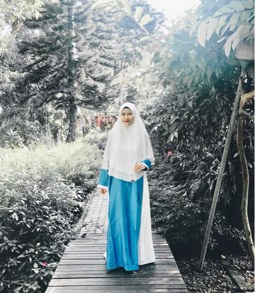 Ini dia OOTD ala aku, pakai abaya cantik warna biru dan putih.#ClozetteID #ootd #ootdhijab