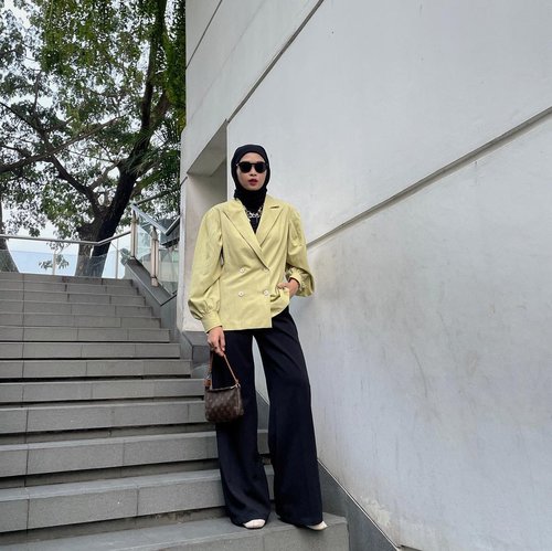 #Repost from Clozette Crew @astrityas. What a hectic monday✨🫠🫶🏻
Bag from @theoldgoodthings ✨
-

#ootd #clozetteid #ootdindo #outfitinspiration #hijablook #hijaboutfit #hijabstyle #hijabfashion #hijabfashionstyle #ootdhijabinspiration #fashiontips #fashioninspiration