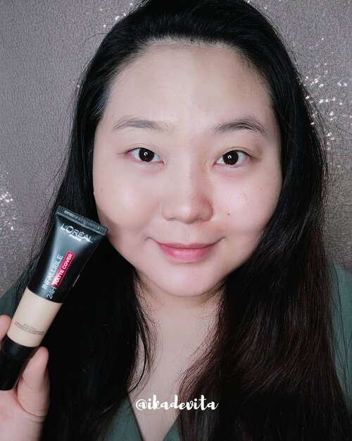 Hi guys! Mau kasi racun berfaedah nih. Jadi sekarang kan lagi pandemi dan kita perlu pakai masker nih kemana-mana. Aku nemuin foundation ini yang nggak transfer ke masker, Namanya Loreal Infallible 24H Matte Cover. Aku ada 3 warna, Rose Vanilla (110), Rose Linen (118) dan Radiant Sand (250) setelah aku swatch, warna kulitku pake 2 kombinasi 110 dan 118 jadi aku pake dua warna ini untuk di blend.

Pertama kali pake langsung kerasa teksturnya enak banget di kulit, ga berasa dempul dan ga berasa pake topeng. Ringan banget dan menurut aku sih ini punya tekstur lembut seperti powder gitu waktu dipakai di wajah. Dia nggak lengket dan nggak geser setelah diaplikasikan. Coveragenya juga bagus karena flek aku ketutup dong pakai ini (padahal aku nih flek banget gegara dulunya suka kumat ga pakai sunscreen).

Setelah aku pakai beraktivitas seharian, dia nggak oksidasi, nggak luntur juga, padahal aku keringetan kena uap juga tapi malam hari waktu aku cek wajah aku agak glowing sedikit tapi minyak terkontrol.

Wadahnya berbentuk tube dan isinya 35 ml. Ada aroma khasnya foundie Loreal tapi buat aku nggak mengganggu sih, aku suka sama aromanya. Nah produk ini sudah tersedia di berbagai e-commerce di Indonesia dengan harga 180.000 ( ada beberapa yang lagi diskon juga guys plus ada bundle best deal di sociolla, coba kalian cek highlight L'Oreal aku dan swipe up ya)

Siapa nih yang penasaran pengen coba? Share yuk di komen.

@getthelookid #matteityourway