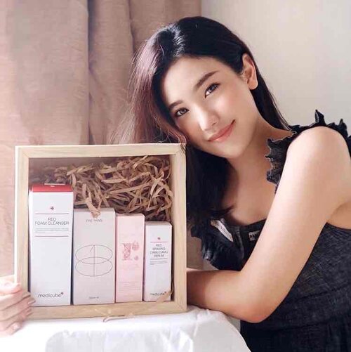 Good News 💖@raena.official lagi ada #SEOULFEST nih, dimana ada 23 brand korea exclusive yang masuk ke Indonesia..As you guys seen on the pic above, itu adalah beberapa produk yg available di @raena.official , antara lain ada Sos cream @roots.recipe , extract toner @onething_official , foam cleanser & serum @medicube_global_official .✨ My fav product of ‘em all is the Red Erasing Camu Camu serum from @medicube_global_official . .Buat kalian yang mau beli produk-produk ini bisa pakai code aku “ SEOULED0108 “ buat dapetin potongan langsung 10k .Dan kalau kalian belum tau RAENA itu apa, RAENA adalah aplikasi untuk kamu yang mau memulai dropship & reseller produk skincare/makeup lokal maupun internasional dengan profit yang tinggi, download app nya yuk ! Ps : free ongkir untuk seluruh indonesia loh. .#RAENAgotSEOULed #RAENAxOneThing #RAENAxMedicube #RAENAxRootsRecipe 