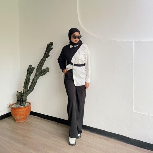 #Repost from Clozette Crew @astrityas.


Happy monday🖤🤍
asymmetric sweater by @kudi.id ✨
-

#ootd #clozetteid #ootdindo #outfitinspiration #hijablook #hijaboutfit #hijabstyle #hijabfashion #hijabfashionstyle #ootdhijabinspiration #fashiontips #fashioninspiration