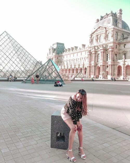 #Repost from Clozetter @beibytalks.


👀📸
.
.
.
.
.
.
.
#beibyjalancantik #goestoparis #trip #holiday #insta #instagram #instaholiday #instadaily #holiday #liburan #paris #beibygoestoeurope #tripeurope #girlpowertravel #happyholiday #clozetteid #perancis #louvre #louvrepyramid #louvreparis #travel #traveller #instatravel #instapic #beautifulparis #parisfrance #parisianstyle