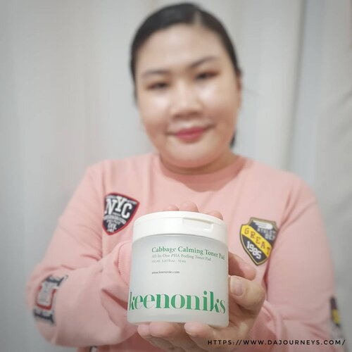 
#Repost from Clozetter @wind1403.

Perkembangan skincare semakin hari semakin inovatif, semakin banyak produk multifungsi yang memungkinkan kita menggunakan 1 produk saja untuk mendapatkan berbagai manfaat, seperti Keenoniks Cabbage Calming Toner Pad ini yang berfungsi untuk menenangkan, membersihkan residu, exfoliasi ringan juga memberi efek cooling untuk kulit yang meradang.
 
Tapi banyak yang enggan menggunakan skincare dengan bentuk pad seperti ini, karena kurang ramah lingkungan. Tenang saja Keenoniks Cabbage Calming Toner Pad ini adalah produk vegan yang menggunakan kain katun ramah lingkungan (biodegradable) yang sudah disertifikasi oleh Oeko-tex.

Oeko-tex sendiri adalah gabungan dari 18 lembaga independen di Eropa dan Jepang yang mengembangkan metode pengujian dan nilai batas untuk industri tekstil dan kulit, mengajak perusahaan dan konsumen untuk bertanggung jawab melindungi planet kita untuk generasi mendatang dengan menggunakan produk yang ramah lingkungan.

Review lengkapnya bisa dibaca di link hidup di bio ya, cuss ke blog langsung 😘

Cabbage Calming Toner Pad bisa dibeli di
https://hicharis.net/Wind1403s/1F9u

#CHARIS #hicharis@hicharis_official @charis_celeb #SBNetwork #STARTWITHSBN #BeauteFemmeCommunity #SOCOBeautyNetwork #clozetteID #abbeatalgorithm #abcommunity #idskincarecommunity #koreanskincare #skincaredaily #naturalcosmetics #abblogger #skincareobssesed #abroutine #instaskincare #igskincare #skincarecommunity