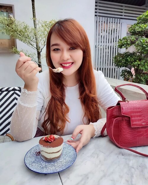 #Repost from Clozetter @AnitaBee. 𝐀𝐥𝐰𝐚𝐲𝐬 𝐬𝐚𝐯𝐞 𝐫𝐨𝐨𝐦 𝐟𝐨𝐫 𝐝𝐞𝐬𝐬𝐞𝐫𝐭 🍰

#dessert #dessertporn #enjoy #enjoylife
#afternoontea #afternoontea #clozetteid #sweet #cakes #whitehouse #whitehousesurabaya