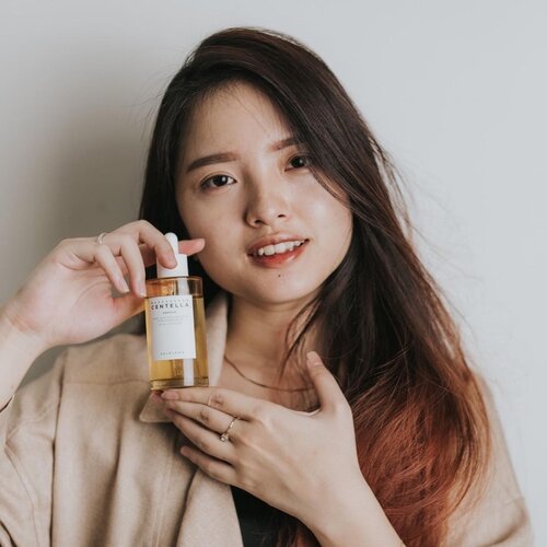 
#Repost from Clozette Ambassador @natahsu.

Sept 22, 2021
Nih aku kasih tau salah satu ampoule favoriteku 👌@skin1004_indonesia Madagascar Centella Asiatica Ampoule

Aku suka produk ini soalnya bener” minimal ingredients, karna bahannya cuma 1 yaitu Centella Asiatica Extract (100%). Cocok banget buat nenangin kulit yang lagi ngambek. Selain itu, dia juga noncomedogenic dan pH balance.

Oh ya produk ini jg harusnya cocok untuk kulit yang sensitif sekalipun yaa, kecuali km emang gak cocok sama bahan Centella.

Teksturnya light dan gampang meresap di kulit, andalan kalau lagi ada jerawat hehe. Aku udah review lengkap di blog, monggo kalau mau cek #sprinkleofraindotcom

Madagascar Centella Ampoule 100ml (Pre-Order)
https://hicharis.net/NataHsu/1DwE

#CHARIS #hicharis@hicharis_official @charis_celeb #ClozetteID #Beautybloggerindonesia #jakartabeautyblogger #indobeautysquad #bloggerperempuan #ampoule #skin1004 #skin1004indonesia