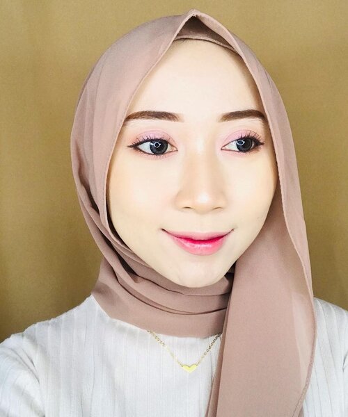 #Repost from Clozetter @intanwidyaputri. Nagih banget sih make up soft ala-ala korea kek gini... hhiii gemeesss sendiri...#makeuptutorial #makeup #makeupkorea #makeupnatural #clozetteid #clozette