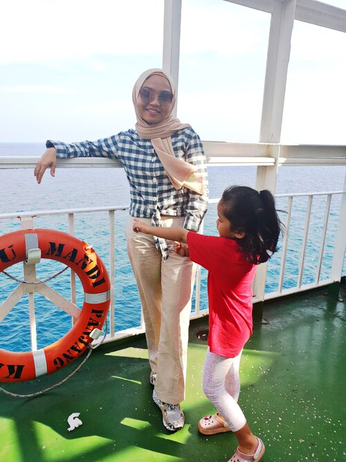 Sailing outfit: flare pants, linen shirt, long scarf, sunglasses and platform sneaker