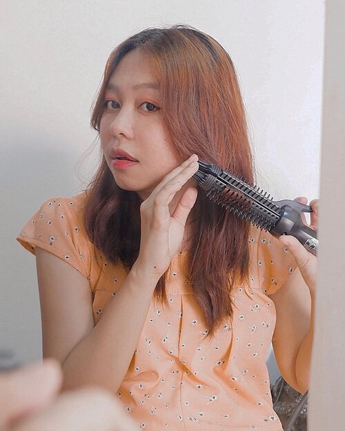 #Repost from Clozetter @Nandatiara15.


Kalau rambut sudah mulai panjang, artinya harus rajin styling biar gak bad hair day.

Thanks to Panasonic Beauty Hair Styler Straightener Brush Iron EH- HV40 yang bisa 3 styling cuma dalam satu alat saja.

Bisa style lurus, natural gelombang, dan keriting. Panasnya cepat dan pas tanpa merusak rambut. Styling rambut bisa jadi lebih mudah dan praktis.

Good news kalian bisa dapat potongan harga Rp 50.000 dengan min pembelian Rp 500.000 di Official Store Panasonic Beauty Tokopedia dengan masukin kode voucher PANAXCLZ50.

Oh iya, review lengkapnya juga sudah bisa kalian baca di blog aku. Link ada bio yah. Happy reading ❤️

@panasonicbeautyid @idpanasonic @clozetteid

#PanasonicBeautyIndonesia #PanasonicBeautyXClozetteID #ClozetteIDReview #ClozetteID