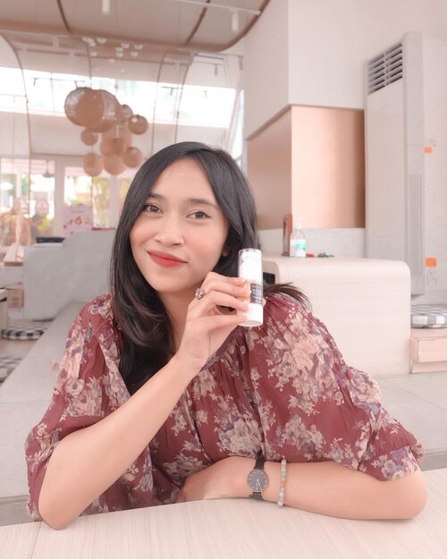 #Repost from Clozetter @chacaatmika.


2 in 1 Serum??

Ini lho serum berbasis skin care yang lagi suka aku pakai di saat buru-buru make up karena fungsinya yang juga sebagai primer dan efeknya yang instan glowing, BEBY ROSE GLOW SERUM.

Di dalam serum ini terdapat kandungan STEM CELL untuk anti aging, PEPTIDE yang membuat kulit kenyal awet muda, SODIUM HYALURONATE untuk menghidrasi kulit dan ASCORBYL TETRAISOPALMITATE yang merupakan salah satu bentuk Vitamin C.

Serum ini hanya digunakan pada pagi hari tanpa penggunaan moisturizer lagi kemudian dilanjutkan dengan sunscreen ☀️.

Review lengkapnya sudah ada di blog aku ya!
Ssstt, ada voucher promo code juga lho yang bisa kalian pakai di Tokopedia dan Shopee.

#BebyRoseGlow #BFCXBEBY #BEBYsquad #clozetteid #BeauteFemmeCommunity #Glowupwithrose #serum