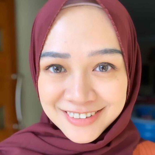 Hi.. aku mau kasih tau softlens favorit aku banget nih dari @kawaigankyu yang mini sheer grey.. warna abu nya keliatan natural banget kan? Dan yang paling pemting nyaman banget sih dipake seharian 😁