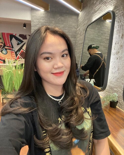 #Repost from Clozetter @boliviatan. SOOO HAPPYYYY! today aku visit ke @itsu.hairconcept yg baru aja Soft Opening dengan promo menarik yakni disc up to 30% (valid until 31 Agustus) 🥳

aku cobain Kerastase Ritual plus Haircut untuk rapihin rambut aku yg udh ga berbentuk lagi wkwk highly recommended buat temen2 cobain Kerastase Ritual hair treatment nya sih, bener2 Relaxing bangett!🥺❤️ 

Btw, suka sekali dengan Design Interiornya It’s U, Aesthetic dan Instagramable banget auto centil disini karna selfie2 mulu WKWK. Trus fasilitasnya juga lengkap ada area Manzone, Hijab Area, Kerastase Ritual dan ada Coffee station juga jadi nyalon ga boring deh! 🥰

@itsu.hairconcept 
📍Bendungan Hilir 

#ClozetteID #ClozetteIDReview #Itsuopening #ItsuHairConcept #HiddenGem