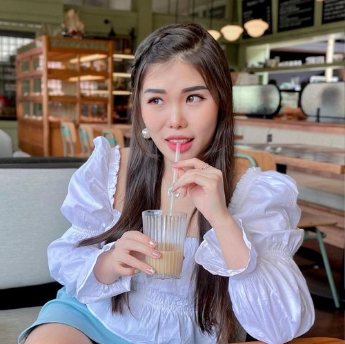 #Repost from Clozette Ambassador @chelsheaflo. A little bit too obsessed with croissants 😋.

Note: coffee just for posing 💁🏻‍♀️

#clozetteid