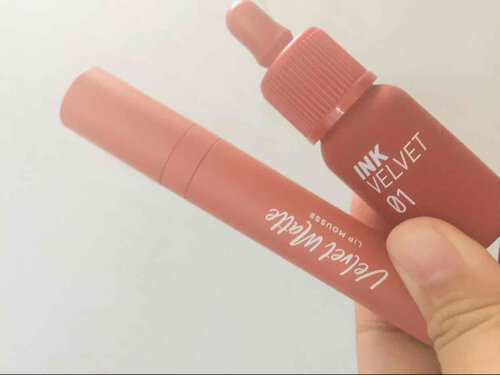 Suka banget 2 lipcream ini..
Di ombre cantik banget dibibir aku...
Peripera Ink velvet #1 Good Brick
Wardah Colorfit Velvet Matte Lip Mousse #8 Brown Creator 