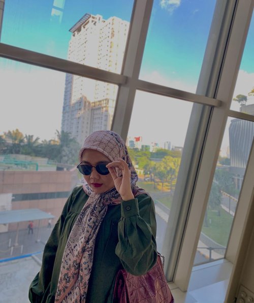 #Repost from Clozetter @sridevi_sdr.

Happy Weekend 😎
Always feel beauty when i wearing this beautifull scarf 🥰

#hlladies #ootdwithhl #dailyootdwithhl #rullascarf #clozette #clozetteid