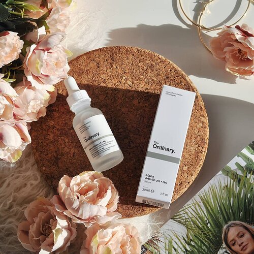 #Repost from Clozette Ambassador @wennykyuuto.

The Ordinary is indeed a hit or a miss.. seclean apapun ingredientsnya ttp cocok2an sih..
.
Serum Alpha Arbutin bermanfaat utk mengatasi hyperpigmentasi, secara aku masih sering iritasi kalau pakai chemical exfoliant, jadi aku cobain ini dengan harapan mungkin lbh cepet dan bagus hasilnya dibanding niacinamide..
.
Aku udah coba dengan berbagai cara, setiap hari, 3 hari sekali, dengan skin care basic yg aku pakai setiap hari, tambahan extra hydrating toner, tambah face oil tp resultnya sama.. my skin looks dryer dan bikin texture kulitku rough with micro bumps.
Tapi hasil ini sama dengan ketika aku pakai The Ordinary Hyaluronic Acid.. so that might be the cause.
.
.
Anyhoo I gave up on this dan balik ke The Ordinary Niacinamide, yg udah jadi savior kulitku selama beberapa tahun terakhir.
.
Have you guys tried it? does it work on you?
.
.
.
#clozetteID #beauty #skincare #skincarejunkie #skincareaddict #skincarecommunity #beautyblogger #bblogger #indonesianbeautyblogger #beautybloggerindo #beautybloggerindonesia #beautybloggerid #fdbeauty #whywhiteworks #theordinary #theordinaryalphaarbutinreview #theordinaryalphaarbutin #bloggerceria #bloggerperempuan #bbdaretoshare  #beautybay #flatlays #aestheticaccount