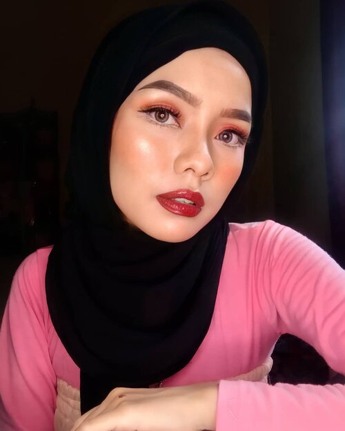 Red Lips atau lipstik merah dikenalkan oleh masyarakat Romawi Kuno 3000 sebelum Masehi. Simbol Red Lips memiliki arti kekuatan,kekuasaan,dominasi kadang diselaraskan sebagai simbol penaklukan seorang wanita terhadap pria.
.
Stlh membaca sejarah singkt red lips diatas apakh kalian berniat beralih wrna lisptik menjdi merah??
me:Yes dan No 
(Yes klo untuk foto² atau buat  konten,No klo untuk hari² dan acara² tertentu)zuzur gk brni guys😂✌
.
.
Follow me for another makeup videos & beauty tips✨
Follow @mitasr_sari 
Follow @mitasr_sari 

#makeuplook #makeuptutorial #makeupindo #barbiemakeup #barbiemakeuplook #tampilcantik #ragamkecantikan #trending #trendkecantikan #trendmakeup #fypシ #lb #lfl #fff #selfie #beautycreator #contentcreator #redlips #lipstikmerah #beautyenthusiasts #clozetteid #indobeautyvlogger #indobeautygrammakeup #enggagementmakeup #bridesmaidsmakeup #makeupkondangan #modelmakeup #bymitasr_sari