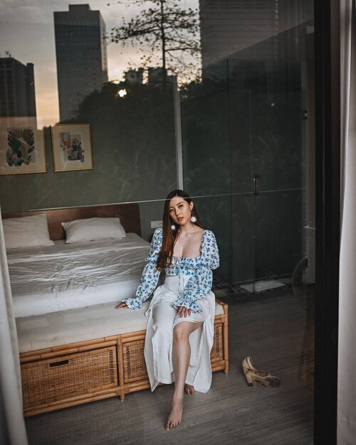 #Repost from Clozette Ambassador @yanitasya.Foto2 staycation minggu lalu di @labohemejkt | 📸 @samseite.Hotelnya ga terlalu besar, tapi letaknya strategis. Di tengah kota, dikelilingi gedung2 tinggi perkantoran dan pusat perbelanjaan. Aku stay di kamar yg paling besar, tipe kamarnya Boho Terrace. Jadi ada private terrace di kamarku yg mengarah langsung ke view perkotaan, ditambah sunset dan malam hari pas lampu2 gedung mulai menyala. Cantik banget!!! Dan yg lagi hype adalah banyak spot untuk OOTD-an disini. Tmn2 yg lagi nyari lokasi buat foto2 gemes ala bohemian pas banget staycation-an disini......#Staycation #hotelreview #hotelreviewer #hoteljakarta #travel #travelblogger #travelblog #blogger #endorsement#jktgo #jktspot #ootd #clozetteid