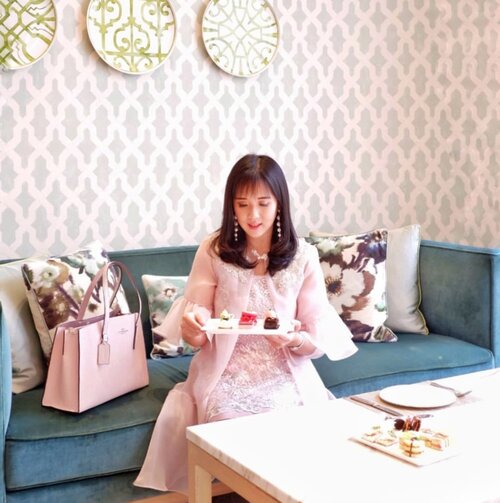 Throwback to the invitation by @peacockloungejkt at @fairmontjakarta Love their service ❤❤❤Their cakes are also nice 😍Especially their lounge, ootd sot everywhere 😍#teaparty #cakelove #fairmont #afternoontea