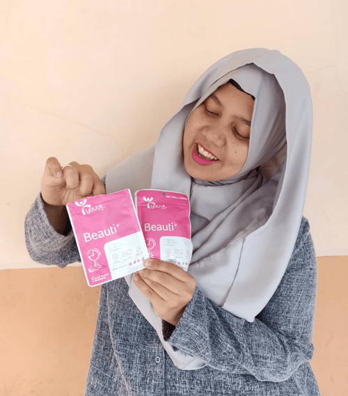 Gummy tapi buat kecantikan? Emang ada? Adaaa.. Youvit Beauty. Perpaduan kolin, vitamin E, dan biotin sangat baik untuk menunjang kecantikan kulit kita. Jika bisa memenuhi ketiga zat tersebut secara konsisten dalam tubuh, kulit kita akan bebas dari jerawat, kulit kering, rambut patah, kuku rapuh, hingga penuaan dini. Dengan 3 varian rasa dalam satu kemasan yakni strawberry, blackberry dan rasberry. Cukup satu gummy perhari dan rasakan manfaatnya 😄