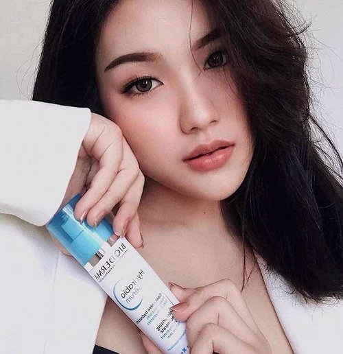 #SkinBarrierHeroes 
.
Healthy Skin Barrier = Healthy Skin.
To achieve healthy skin barrier, we definitely should take an extra care starting from choosing what’s good for our skin. 
.
Introducing you to this bundle of best skin barrier products from @bioderma_indonesia ✨.
🤍 Bioderma Atoderm Creme ( for face & body ) increase skin hydration, nourishes and protects skin from harsh external stress, with Nicianamide and Glycerine as the main ingredients - suitable for normal to dry skin type.
🤍 Bioderma Hydrabio Serum ( for face ) to refills the skin daily water needs for it’s immediate hydration - 24 hr proven hydrating efficacy, suitable for all skin type.
.
Full review will be up soon on my blog.
#Bioderma #BiodermaIndonesia #BiodermaXClozetteid #Clozetteid