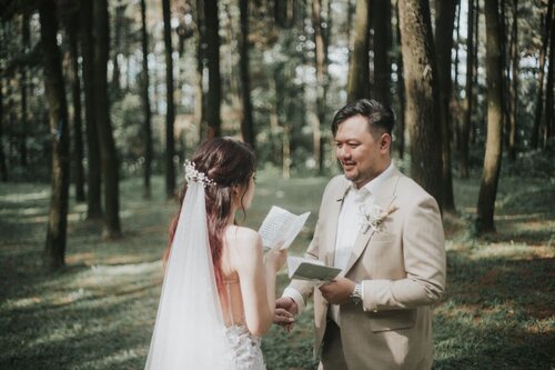 #Repost from Clozette Ambassador @natahsu.


Oct 27, 2021
Everybody has their own wedding dream.
Some want to held their wedding in a luxurious building wearing a ball gown, but me, want to held an intimate wedding in a pine forest with our family and closest friends.

23 Oktober 2021 bisa dibilang tanggal keempat untuk rencana resepsi kami. Ya, udah 3x ganti tanggal karna keadaan yang gak memungkinkan. Dari ketahan PSBB 4 Juli 2020, dimana akhirnya kita pemberkatan dulu (ya, sah aja dulu ya kan), sampai akhirnya ketahan lagi di PPKM 4 Juli 2021. Pengen nekat, tapi tetep gak bisa. Akhirnya memutuskan untuk postpone lagi ke tgl 23 Oktober, dimana masalah kita adalah "musim hujan".

H-2 dan H-1 kita dikabarin kalau hujan deras di venue, bahkan weather forecast bilang tgl 23 Okt bakal hujan deras dan petir. Pake pawang hujan ? Enggak. Kita yakin banget bilang enggak, gapapa deh kita pasang tenda. Tapi di hari itu, Tuhan kasih cuaca yang cerah banget seharian. Selama acara cuma bisa bilang, Tuhan baik ya ? Tuhan kasih waktu yang terbaik, dengan cuaca yang terbaik. Bahkan keluarga juga bisa dateng dengan lengkap. We are so blessed !

Acara ini gak bisa se-epic itu tanpa vendor" yang udah repot" bantuin kita. We really wanna say thank you to all of you !
WO : @lollipop_wo 
Venue : @gunungpancar
Decor : @rinarahmadi_projects 
Catering : @blessingcateringandevent 
Entertainment : @officialchemistryband 
Cake : @amor.cake 
MC : @andylee_gouw 
Photo : @rym_photography
Video : @anonymecinematography
Suit : @bliss.tailor 
MUA Bride : @rabeauty.id 
Hairdo Bride : @hairdobylica
Gown : @florencia.augustine 
Florist : @cherie.florist
MUA Mom : @marceltaan 
Gown mom & sister : @marieastridbridal
MUA Bridesmaid : @imelbeautygallery 
Invitation : @infiniletter 
Nail art : @elroyale.id
Usher : @lovebird.agency 

#TyingTheKNat #ClozetteID #wedding #weddingvows #pineforestwedding #outdoorwedding #weddingideas #rusticwedding #weddingvenue