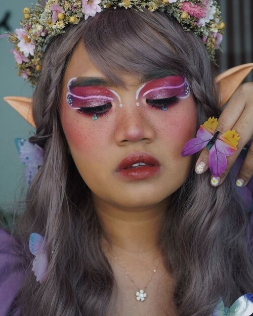 
#Repost from Clozetter @putzliciouz.

Flower Fairy 🧚🏽‍♀️
Akhirnya kesampean juga meap jadi peri di Halloween kali ini hihi 🧝🏻‍♀️

Makeup Deets : 
✨ Foundation : @maybelline Superstay
✨ Powder : @mop.beauty Translucent Powder
✨ Blush On : @houseofhur "Red Rosie"
✨ Eyeshadow : @bperfectcosmetics Carnival Palette + @juviasplace Masqurade Palette
✨ Face Paint : @officialsnazaroo 
✨Lip Products : @officialhanasui @peripera.id @fentybeauty Gloss Bomb
✨ Wig : @aegyoshoppe 
✨ Freckles : @blpbeauty Power Liner "Cooper" 

#makeupsawomatang #makeuphalloween #sawomatang #bibirhitam #bibirgelap #flowerfairymakeup #flowerfairy #peribunga #cchanelbeautyid #clozetteid #clozettedaily #blpfam