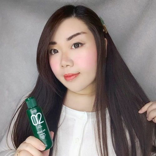 #Repost from Clozetter @Mgirl83.

People with oily scalp MUST read!

Lemme introduce you to my current FAVE shampoo : @amosprofessional_official The Green Tea Shampoo . Just looking at the info in the bottle, it states to ne "fresh" and "scalp nourish", i was already interested because those are the points that  i am forever looking for in a shampoo.

I have very oily scalp, and i loveeee how this shampoo thoroughly and deeply cleanse my scalp without irritating it. It gives me a cooling sensation that is just at the right level that it helps eliminate any itchiness. I am a dry shampoo user (and i also use baby powders because dry shampoo is not always potent enough for my super shiny hair 😅) and my other shampoo gives me dandruff when i use dry shampoo - and they are all eliminated once i switch to this Green Tea Shampoo. I also love how this shampoo gives my roots volumes and makes my hair less limp.

If you have dry or damaged hair, don't forget to use conditioner and or hair serum ya because it's the clarifying type of shampoo that can make dry and damaged hair a little bit stringy or tangled (but nothing that cannot be taken care of with little conditioner and serum tho).

I absolutely love it and highly recommending it for anyone with the same hair and scalp problems as me. 

You can grab yours at my Charis Store (Mindy83) or type : 
https://bit.ly/amosgreenteaMindy83 to get directly to the page.

@hicharis_official @charis_celeb @charis_indonesia

#Amos #amosprofessional #CHARIS #hicharis
#reviewwithMindy #beautefemmecommunity
#clozetteid #sbybeautyblogger #shampoo #greenteashampoo