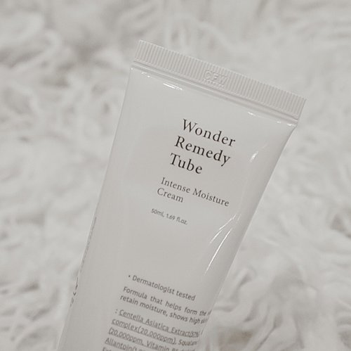 #Repost from Clozette Ambassador @reginabundiarti.


Wonder Remedy Tube
For moisturizing, soothing and firming at once!! 😱. Soft cream texture, so its easy to absorb. Hero ingridients :
✅ Cantella asiatica extract 57%
✅ D-panthenol
✅ Allantoin
✅ Phytosphingosine

Don't worry its already hypoallergenic tested. Where to buy? Here 👇🏻
http://hicharis.net/Reginabundiarti/1EaF

#CHARIS #hicharis @hicharis_official @charis_celeb #clozetteid #potd #skincare