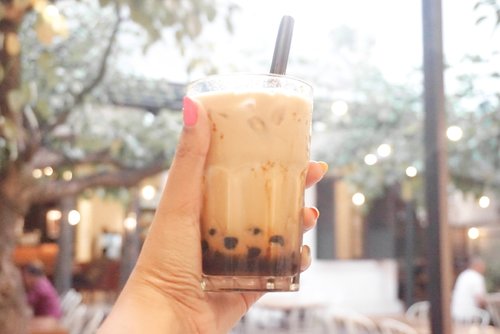 .
[#JajanAlaDemia] @deemiiaa
..
Hari ini ngafe bareng @kulineraddictbdg dan @makanterus1453 di @lacameracoffee, maaci looh tips tips nya 🙈🙉🙊
..
🍹 Bubbalaca Coffee
💰 IDR 29k
✨ 4/5
..
🏠 @lacameracoffee
📍 Naripan No.99 Bandung
🌏 www.lacameracoffee.com
..
#kulinerbandung #cafeinstagramablebandung #cafebandung #coffeeaddict #coffeeshop #foodvloggerbandung #FoodBloggerBandung