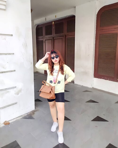 #Repost from Clozetter @anitabee.


H❤️A❤️P❤️P❤️Y 
W❤️E❤️E❤️K❤️E❤️N❤️D

Akhirnya bisa foto tipis-tipis

Casual look for today karena mmg aslinya ga ada rencana mau foto-foto or OOTD yg cetar membahana 😆

Yg ptg ada momen dan di-posting lah ya ( psst... Ini take fotonya ada berkali-kali )

#anitabee #anitabeeootd #ootdgals #weekend #weekendvibes #lookbook #lookbookindonesia #JBBinsider #Lemonsquad #clozetteid #Surabaya