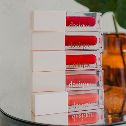 
#Repost from Clozette Ambassador @reginabundiarti.


Water Gloss Tint
Suka sama warna2nya dari yang nude sampe ke merah 🥰. Texturenya light, transparant moisture gloss, smooth dan pastinya ga bikin bibir kering 🙌🏻

You can buy it here 👇🏻
http://hicharis.net/Reginabundiarti/1DOR

#CHARIS #hicharis@hicharis_official @charis_celeb @dasique_official #clozetteid