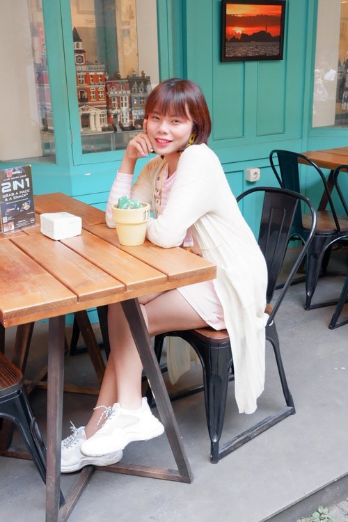 ..[#JajanAlaDemia] @deemiiaa..[#DemiasLook]..Cafe jaman sekarang itu emang ga afdol kalo ga punya spot yang instagramable ya beb, kalo aku probadi lebih seneng dateng ke cafe yang selain makanannya enak, tempaynya nyaman, juga ada spot buat fotonya, biar bisa di share juga di Instagram gitu kan yaaa hihi..Ini nih salah satu cafe di Bandung yang menurut aku punya spot yang lumayan kece beb, warnanya gemes kaaaan? Pink dan tosca gini..Disana nggak cuma bisa mamam enak yang sambelnya juara, buat kamu pecinta kopi juga bisa looh pesen kopi ke @setangkaikopi..🏠 @blockchain.cafe📍 Jalan Kamuning No.8A⌚ 10 am - 10 pm..📸 @vebbyfbrr_ & @deamutiaraaa..#cafebandung #cafeinstagramablebandung #FoodBloggerBandung #foodvloggerbandung #foodblogger #bloggerbandung #clozetteid