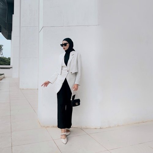 #Repost from Clozette Crew @astrityas.


Black & White to start monday🖤🤍
-
Top : @shopatvelvet 
-

#ootd #clozetteid #ootdindo #outfitinspiration #hijablook #hijaboutfit #hijabstyle #hijabfashion #hijabfashionstyle #ootdhijabinspiration #fashiontips #fashioninspiration