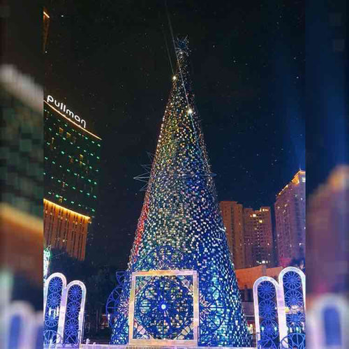#christmasvibes everywhere and I love it! Are you ready for Christmas? Eventhough this year is going to be different, but still Christmas bring such a joy and I can’t wait to celebrate it. This photo is a #throwback on a Christmas last year. Every year during this festive season I love go to @centralparkmall only for looking their  giant Christmas lights and seeing many couples, kiddos, families take a picture but this year.. I can not see it. No Christmas lights at CP this year, I do agree with their decision to not make it. It’s for our goodness to avoid the crowd then to minimalize people got infected to this virus. I wish next year everything will be getting better and we all can celebrate Christmas like we used to celebrate it. We all already do our best as we can to walkin’ through this tough year. Don’t let this pandemic stolen your joy! 🎄☃️