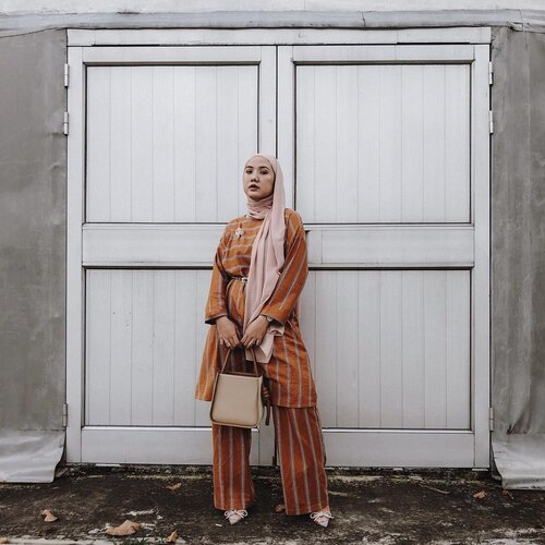 #Repost from Clozetter @Nabilaaz. Outfit RAYA inspo , one set from @hardwareclothing.id ✨

Gemes banget sama one set ini, bahannya kaya kain lurik gitu. Biar ngga boring aku pairing sama belt dan heels plus accessories kaya brooch.  Festive but still comfortable 🤍
.
.
.
#hardwareclothid 
#iwearhardware 
#clozetteid 
#akudilinetoday