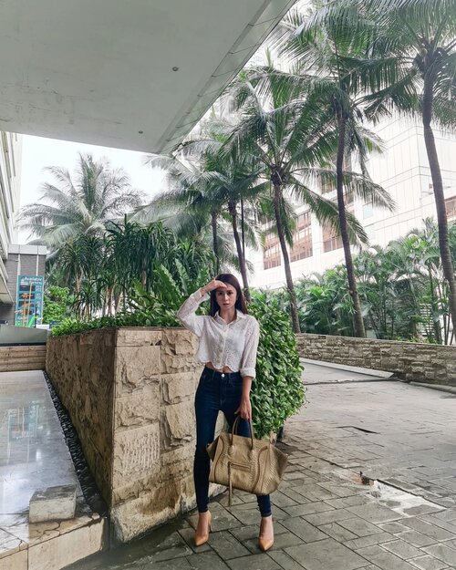 #Repost from Clozette Ambassador @silvia.muryadi.  I'm #pomelogirls 

Top putih ini ditanya2 mulu ama kalian. Beli dimana seh kak? 
Belinya di @pomelofashion 

Yupp bisa dipake ke kantor (semi formal), tapi bisa juda dipakai untuk acara casual untuk hang out sama temen

Nude Shoes @sappun_indonesia
Jeans @stradivarius @mapfashion #OotdSilviaMuryadi 
#style #ootdindonesia #clozetteid