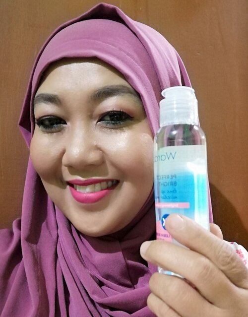 Wardah Tone Up Micellar WaterWardah Ferfect Bright Tone Up Micellar Water cocok untuk kulitku yang sensitif, teksturnya yang seperti air bikin nyaman, tidak berbau menyengat dan gak bikin kering di wajah atau pun iritasi. Selain mampu membersihkan riasan, polusi dan minyak di wajah Wardah Ferfect Bright Tone Up Micellar Water juga mampu membuat kulit wajah jadi segar dan cerah, berkat kandungan Micelles Pencerah dan ekstra Cucumber yang berkhasiat mencerahkan kulit sekaligus menyegarkannya. Makin lama dipakai makin terasa kulit wajah makin cerah. Terbukti!! Wardah Ferfect Bright Tone Up Micellar Water tidak bikin kulit jadi kering, komedoan atau pun perih di ujung mata karena sama sekali tidak mengandung alcohol dan minyak, nyaman banget pake Wardah Ferfect Bright Tone Up Micellar Water. Aku merasa Puas pakai Wardah Ferfect Bright Tone Up Micellar Water karena kemampuannya membersihkan secara mendalam sampai kepori dengan lembut. Wajah lebih bersih, semakin cerah dan terasa segar. Wardah Ferfect Bright Tone Up Micellar Water kini menjadi Favoritku.